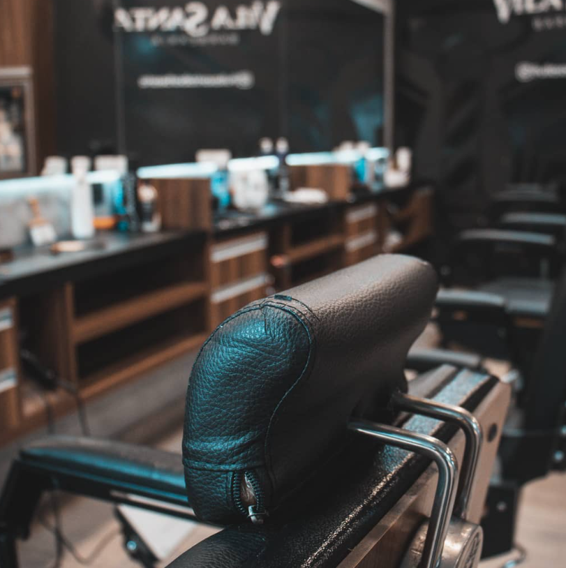 Cadeiras e bancada da Vila Santa Barbearia